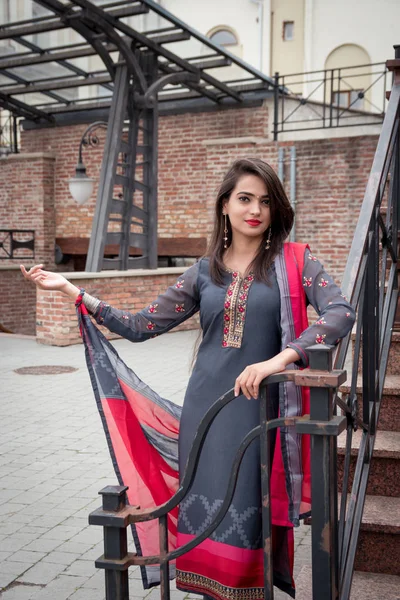 Een Indiaas Meisje Staat Straat Van Stad Meisje Traditionele Indiase — Stockfoto