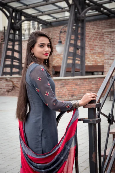 Une Indienne Tient Dans Rue Ville Fille Dans Les Vêtements — Photo