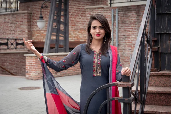 Индийская Девушка Стоит Улице Города Девушка Традиционной Индийской Одежде Салвар — стоковое фото