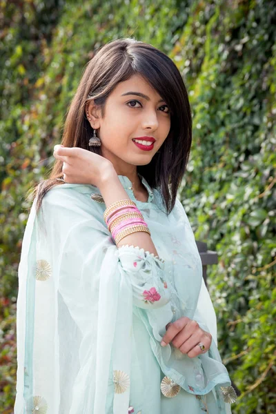 Armbänder Den Händen Des Mädchens Traditionelle Accessoires Indischer Mädchen Mädchen — Stockfoto