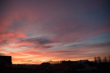 Pembe günbatımı. Bulutların muhteşem çizimi. Pembe bulutlar