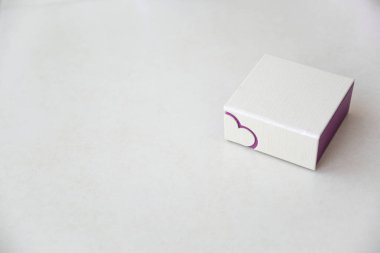 Küçük Hediye Kutusu açık arkaplanda