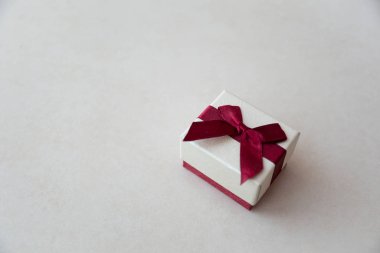 Küçük Hediye Kutusu açık arkaplanda