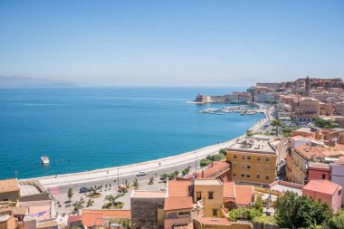 Tapınağın merdivenlerinden deniz manzarası. Gaeta, bir İtalyan kasabası.