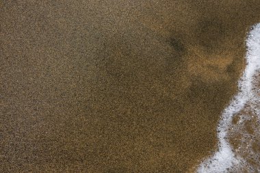 Dalgalar ve volkanik kaynaklı siyah kum. Baia Domizia Sahili, Caserta ili, İtalya