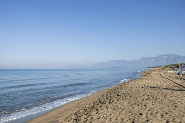 Dalgalar ve volkanik kaynaklı siyah kum. Baia Domizia Denizi, Caserta ili, İtalya
