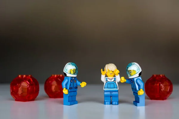 Oyuncak adam, hasta ve doktorlar. Oyuncaklardan, insan koronavirüsü enfeksiyonu, tedavi ve iyileşme geçmişinden oluşur..