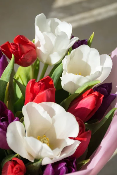 Voorjaarsbloemstuk Boeket Witte Rode Paarse Tulpen — Stockfoto