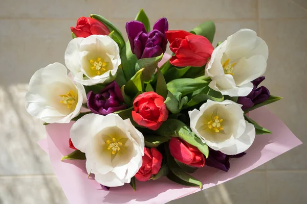 Voorjaarsbloemstuk Boeket Witte Rode Paarse Tulpen — Stockfoto