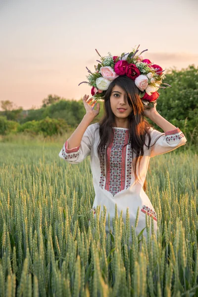 Красивая Индийская Молодая Женщина Традиционной Украинской Вышивке Цветочный Венок Ручной — стоковое фото