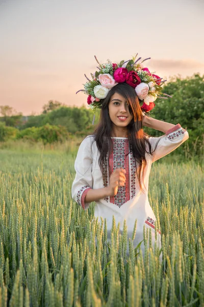 Улыбающаяся Индианка Традиционной Украинской Вышивке Позирует Поле Красивая Этническая Молодая — стоковое фото