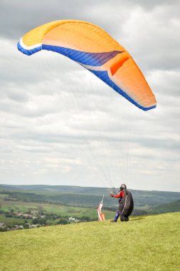 Gökyüzü Festivali. Paragliderler gökyüzünde uçar. İnsanlar için paragliding gösterisi