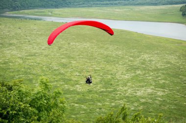 Gökyüzü Festivali. Paragliderler gökyüzünde uçar. İnsanlar için paragliding gösterisi