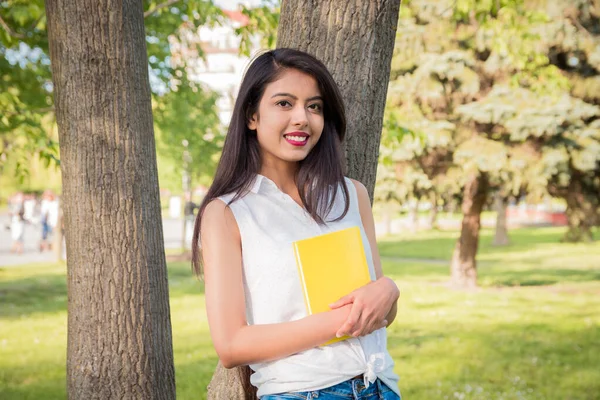 Jong Mooi Indiaas Meisje Staat Het Park Buurt Van Een — Stockfoto