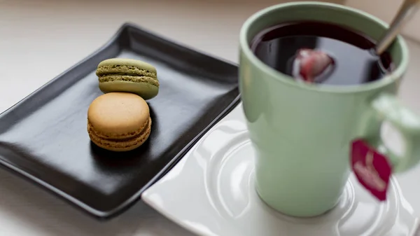 Macarons with tea. — Stock Photo, Image