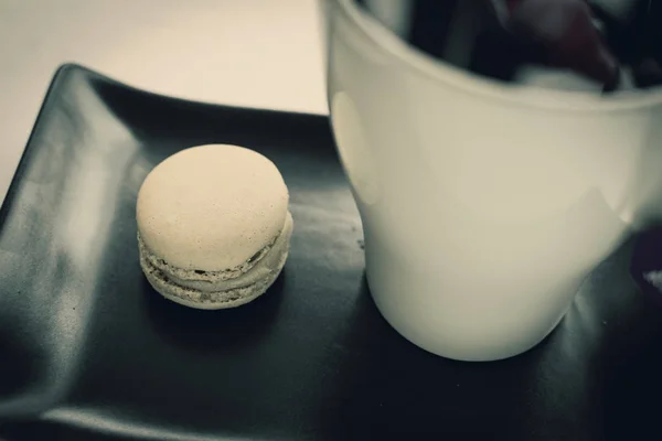 Macarons with tea. — Stock Photo, Image