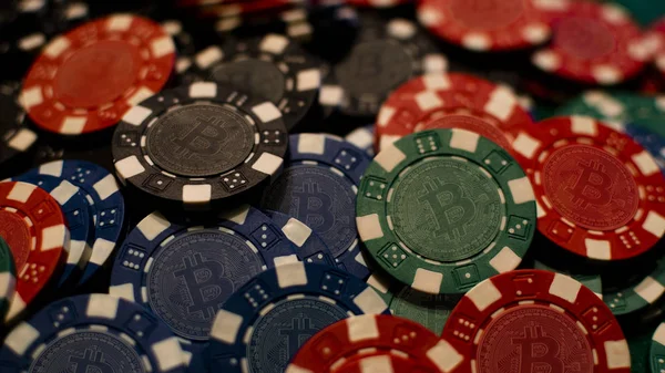 Gekleurde Poker Chips Met Bitcoin — Stockfoto