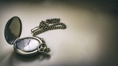 Antika saat zinciri ile fotoğrafı.