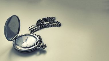 Antika saat zinciri ile fotoğrafı.