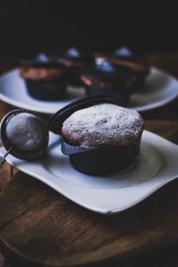 Brownie seti siyah bir güveçte şekerli cam serpiştirilmiş..
