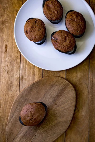 Brownie gemaakt in de kleine zwarte ovenschotel. — Stockfoto