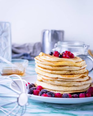 Böğürtlenli krep ve arka planda pasta nesneleri..