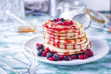 Böğürtlenli ve çilekli krep yığını..