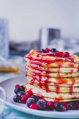 Böğürtlenli ve çilekli krep yığını..