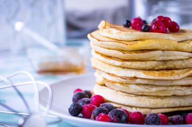 Böğürtlenli krep ve arka planda pasta nesneleri..