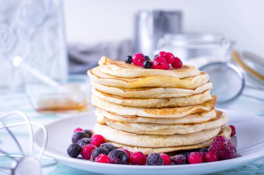Böğürtlenli krep ve arka planda pasta nesneleri..