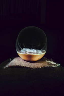 Bir bardak topun içinde köpüklü kahve..