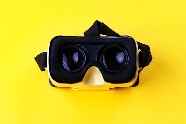 Yellow virtual reality VR glasses with yellow background. — Stock Photo, Image