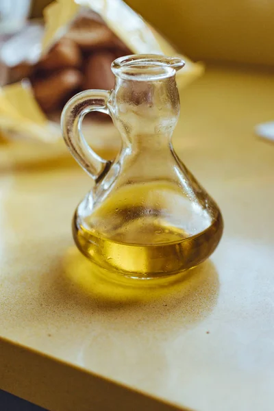 Bouteille d'huile avec le jus d'or de l'olive . — Photo