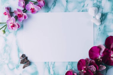 Davetiye çiçekler tarafından sınırlandırılmış yaprak ile oluşturuldu.