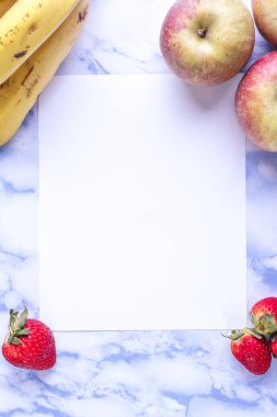 Davetiye mevsimlik meyveler ve mavi arkaplan ile oluşturuldu