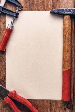 Davetiye araçlar ve ahşap arkaplan ile oluşturuldu.