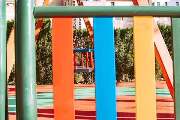 Swing voor jonge kinderen in een park vol kleuren. — Stockfoto