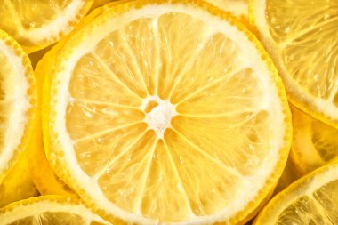 Bir tabakta dilimlenmiş limon dilimlerinin arka planı.