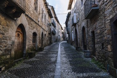 İspanya 'nın Ainsa kentindeki tipik caddelerin manzarası.