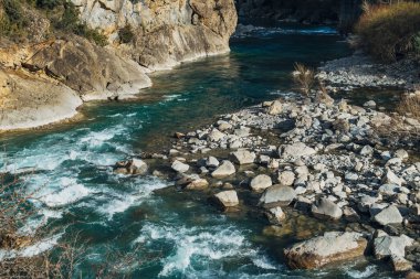Cinca Nehri 'nin İspanya' daki kasabadan geçerken görüntüsü.