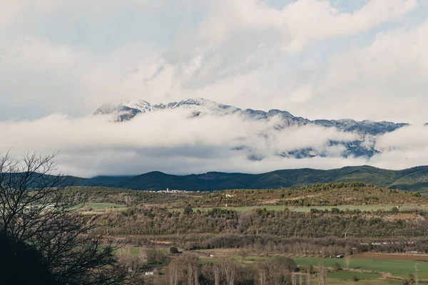 Последнее Время Снежные Вершины Гор Видны Сквозь Облака — стоковое фото