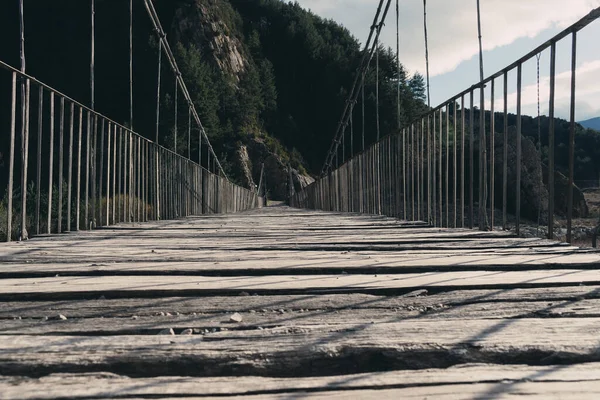 Passarela Madeira Uma Ponte Suspensa Vista Nível Solo — Fotografia de Stock
