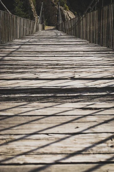 Passarela Madeira Uma Ponte Suspensa Vista Nível Solo — Fotografia de Stock