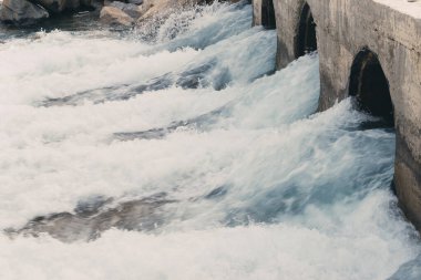 Rio köprünün deliklerini geçiyor. Suyun gücünü gösteriyor..