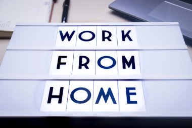 Evden çalışıyorum. Çalışma masası üzerinde 