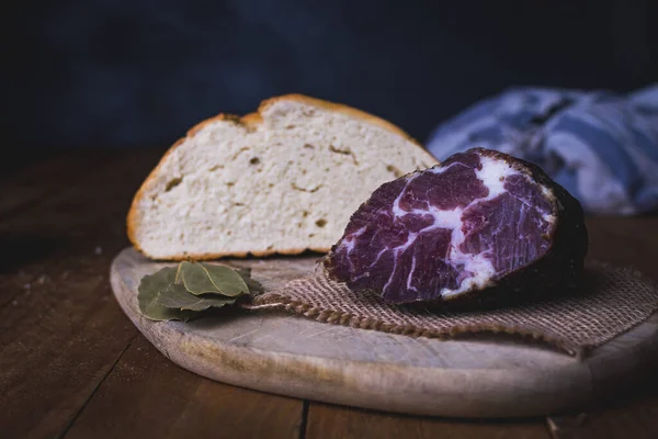 Tipikus Mediterrán Ételeket Sertéskolbász Sajttal Kézzel Készített Kenyérrel — Stock Fotó