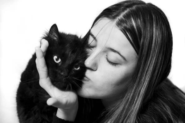 Ιδέα Των Φίλων Ζώων Ασπρόμαυρη Φωτογραφία Μιας Έφηβης Που Φιλάει — Φωτογραφία Αρχείου