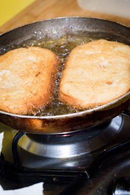 Tipik bir İspanyol yemeği yapmak için kızarmış ekmek, torrijas..