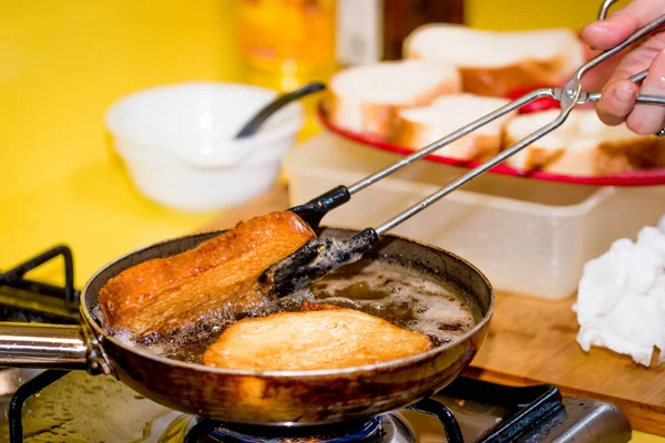Menggoreng Roti Untuk Membuat Makanan Khas Spanyol Torrijas — Stok Foto