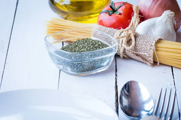 Weißer Teller Auf Einem Tisch Mit Typisch Mediterraner Kost — Stockfoto